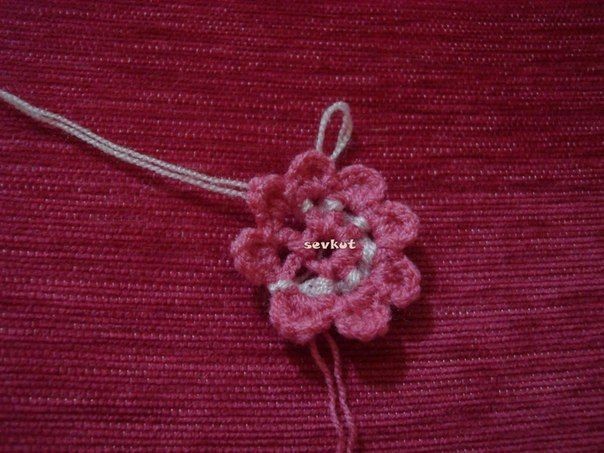 ​Оригинальная салфетка-цветок крючком