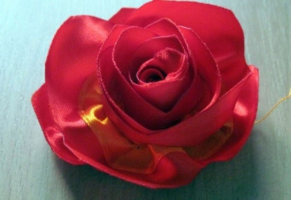 ​Розы из двух лент контрастного цвета