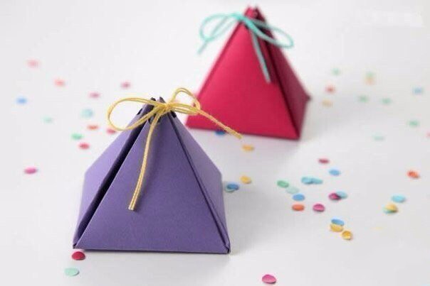 Треугольные бонбоньерки для маленьких подарков