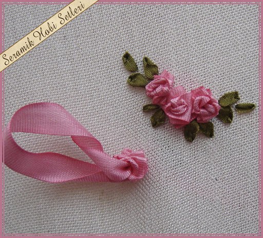 Букетик из роз, который вышит лентами