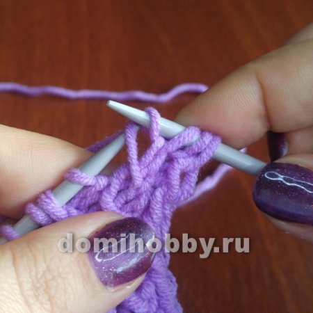 ​Красивая рельефная коса-резинка спицами
