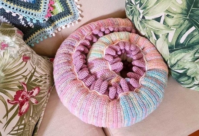 Многоножка на весь диван: идея для вдохновенного творчества