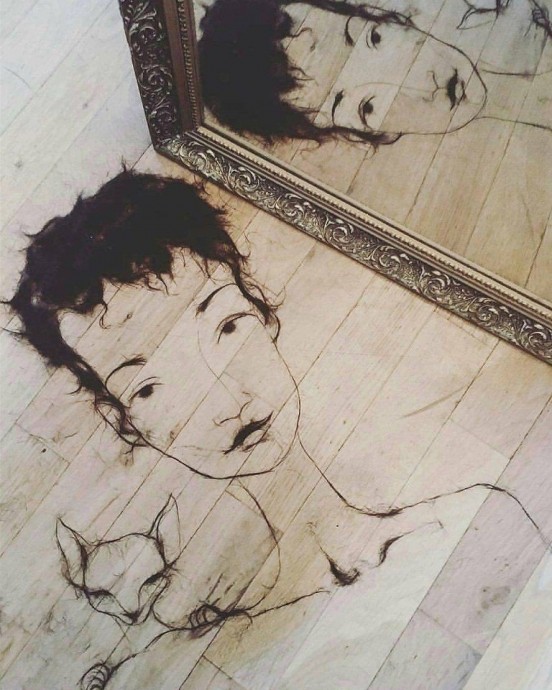 Автопортрет из волос художницы