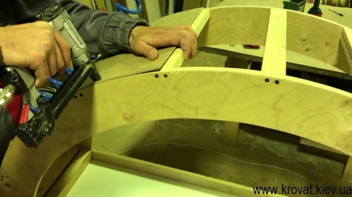 Круглый пуфик с пуговицами