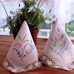 ​Нежные весенние цветы: узоры для салфеток