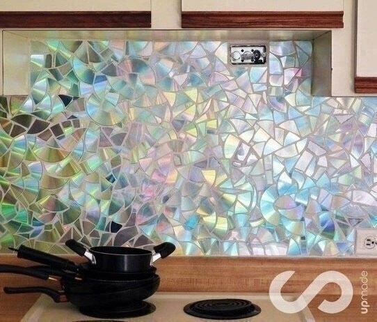 Отделка рабочей стены на кухне мозаикой из компакт-дисков