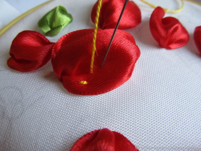 Вышивка клубники атласными лентами Вышивка клубники атласными лентами