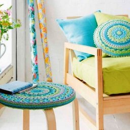 ​Вязаная сидушка на табурет