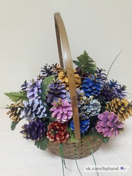 Букeты из шишeк в корзинках