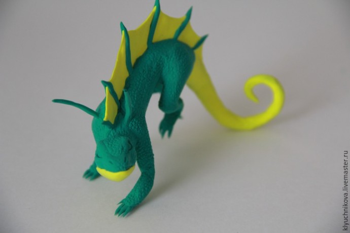 Лепим чудесного интерьерного дракончика из бархатного пластика