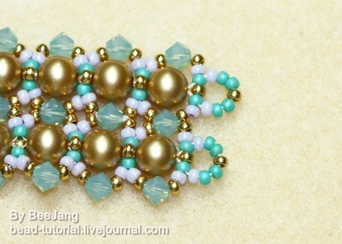 ​Браслет с крупными золотыми бусинами