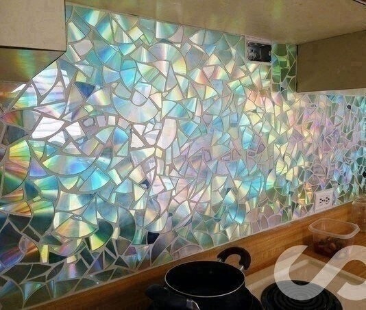 Отделка рабочей стены на кухне мозаикой из компакт-дисков Отделка рабочей стены на кухне мозаикой из компакт-дисков