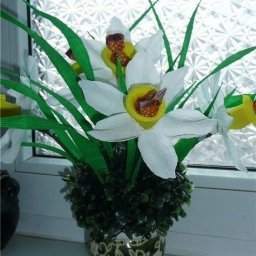 Нарциссы из конфет: мастер-класс