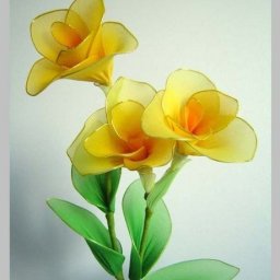 Очаровательные цветочки из капрона и проволоки