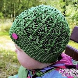 ​Шапочка с ажурными узорами