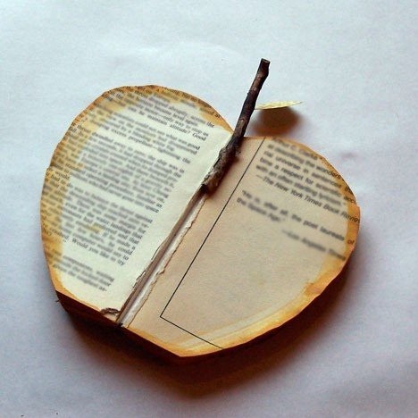Стильный аксессуар: яблоко из старой ненужной книги