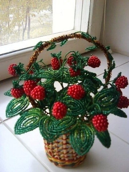 Земляника из бисера