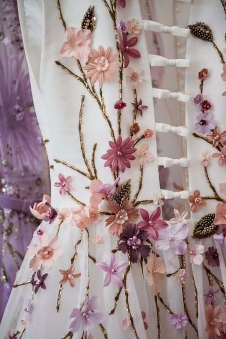 Цветы из ткани в работах дизайнеров и мастеров вышивки