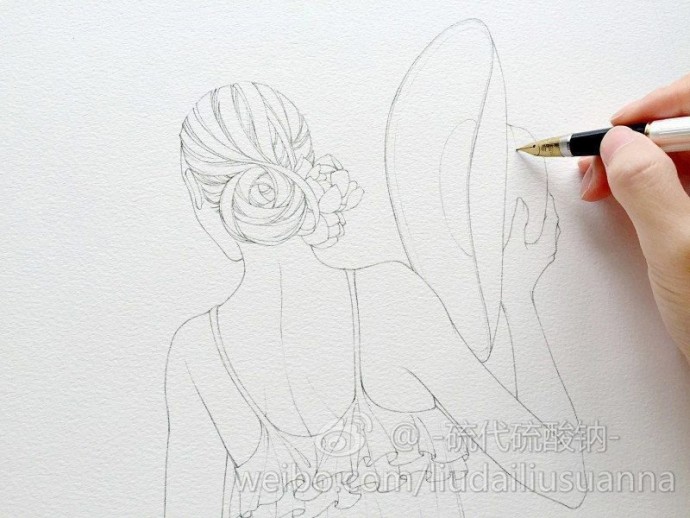 Урок рисования акварелью: девушка со шляпой у кромки моря