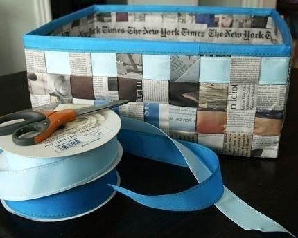 Корзинка из газетных полос