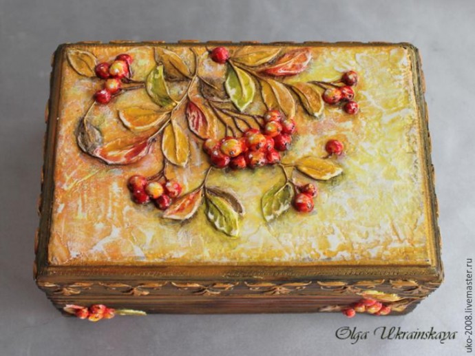 Шкатулка с объемной рябиной
