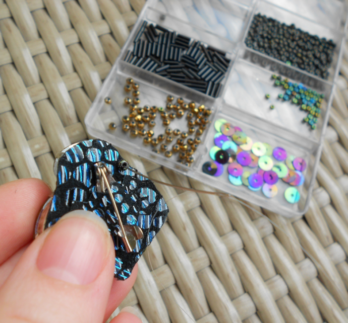 Брошь в виде мухи