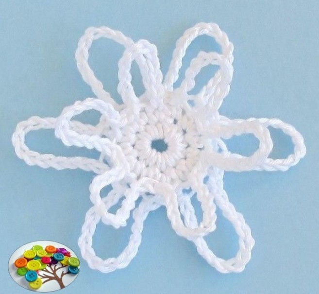 Нежный и красивый цветок крючком