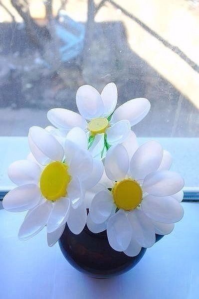 Симпатичные цветочки из пластиковых ложек