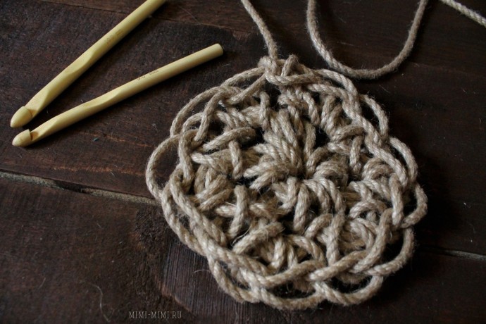 Вязание на руках: подставка