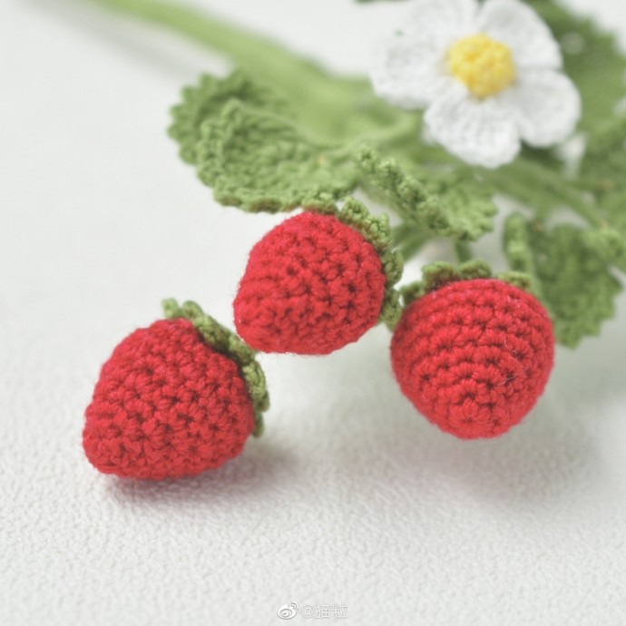 Земляника, связанная крючком