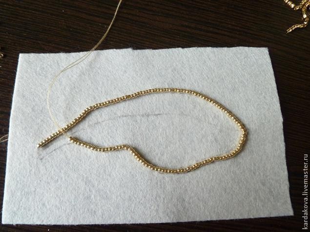 Брошь из бисера "Перо"