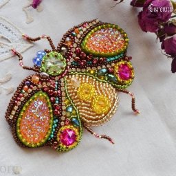 Яркая брошка в виде пчелки