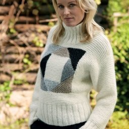 Белый свитер с графическим декором