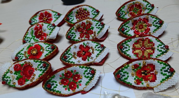 ​Необычные вышитые новогодние шары