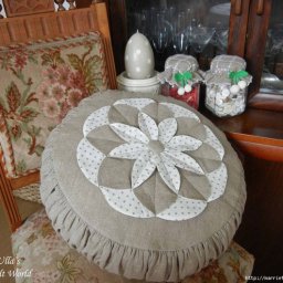 Подушка с цветком в технике лоскутного шитья