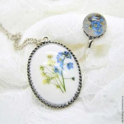 Утонченная подвеска из эпоксидной смолы с живыми незабудками