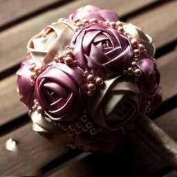 Букет из цветов из широких атласных лент