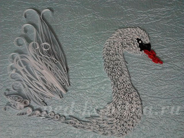 Лебедь в технике квиллинга