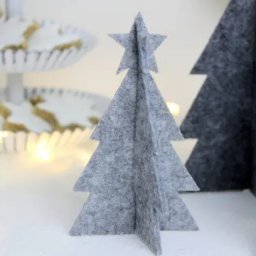 Идея сборной настольной елочки из войлока