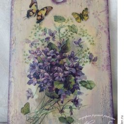 Французские фиалки на разделочной доске