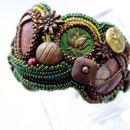 Браслет с пуговицами