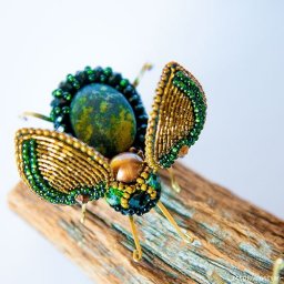Вышивка бисером: брошь-жучок