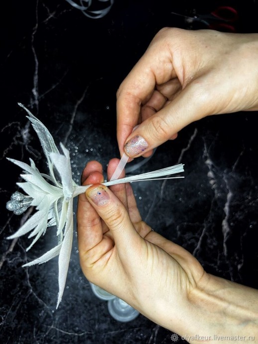 Белая пуансеттия из бархата