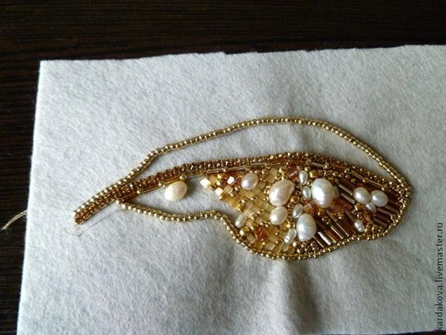 Брошь из бисера "Перо"