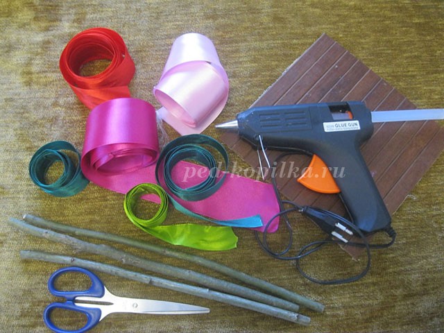 Розы из атласных лент: мастер-класс