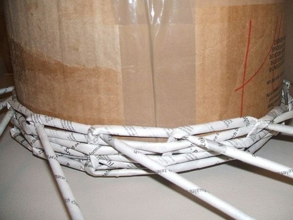 Плетём корзинку из газетных трубочек