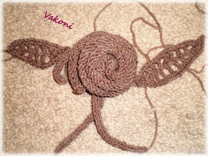 Декоративная вязаная роза