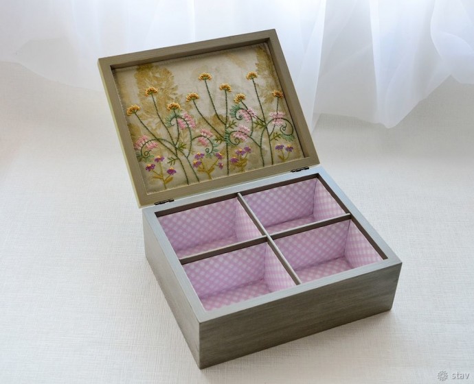 Украшение шкатулки тканью, окрашенной полевыми травами