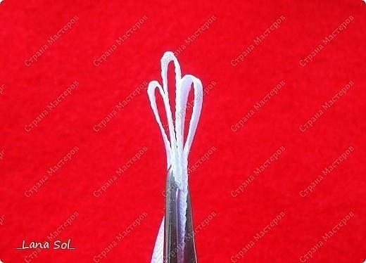 Цветочек из тонкой атласной ленты