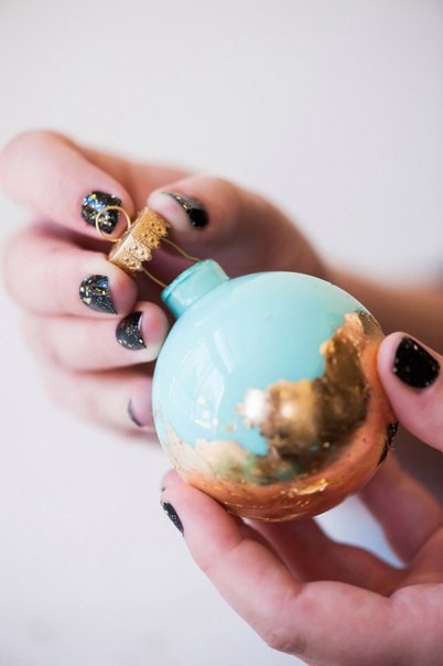 Шарики на елку, украшенные поталью